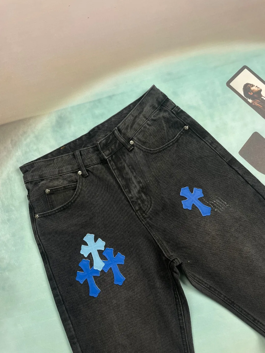 🅿️240 🔘Style No.-KL155 🔘Cro Heart𝐂𝐡𝐫𝐨𝐦𝐞 𝐇𝐞𝐚𝐫𝐭 Classic CH Black and Blue Cross Patch Leather Jeans* These Croix Heart Jeans are unique. High-quality denim fabrics are carefully selected and subjected to a special washing process to present retro color and texture, giving it a full texture. The iconic blue cross patch is made of fine cutting technology and carefully sewn on the trousers, making it strong and beautiful. The raw edges of the trousers are carefully distressed by hand, giving them a casual and uninhibited style. When paired with it, it can be paired with a simple solid-color sweatshirt and sneakers to create a casual street style; paired with a black motorcycle jacket and Martin boots to show a cool and punk style; combined with a slim shirt and leather shoes, it can create a yuppie gentleman look and can be easily adapted to various occasions.  Size: S M L XL (28.30.32.34) Color: Black